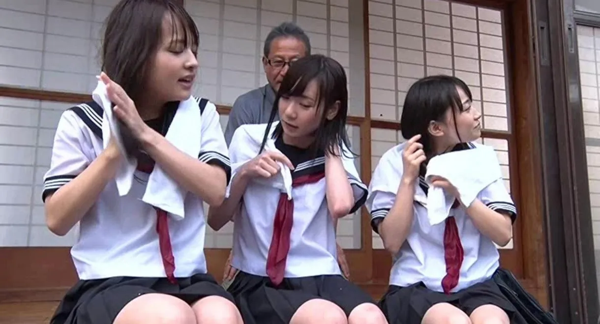 T28-523 Dripping Wet Girls Are Taking Shelter From The Rain And Receiving Sexual Harassment