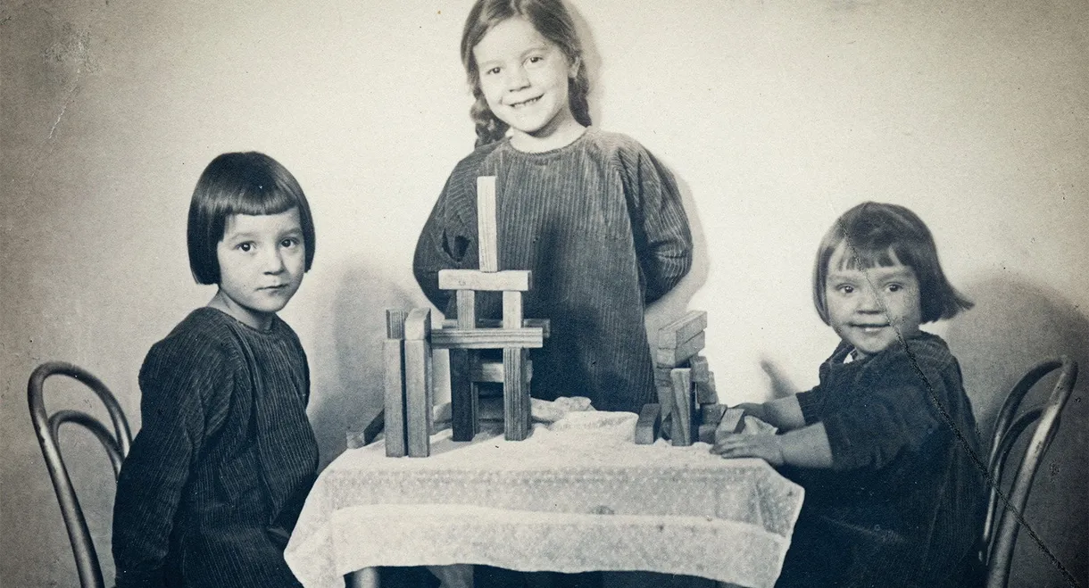 The Mies van der Rohes – A Female Family Saga