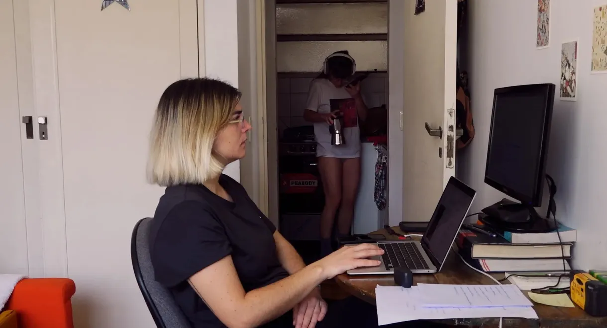 Una trabaja, la otra no