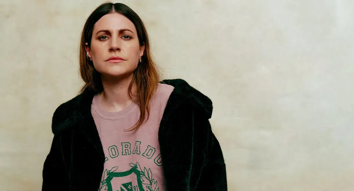 Nour El Refai säger skämt i ca 75 minuter