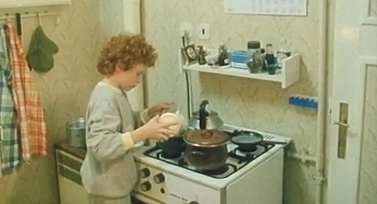 Někdo schází u stolu