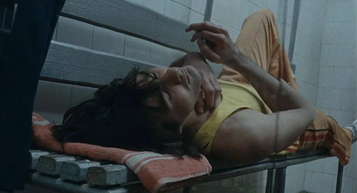 Aur cât un nasture pe piept