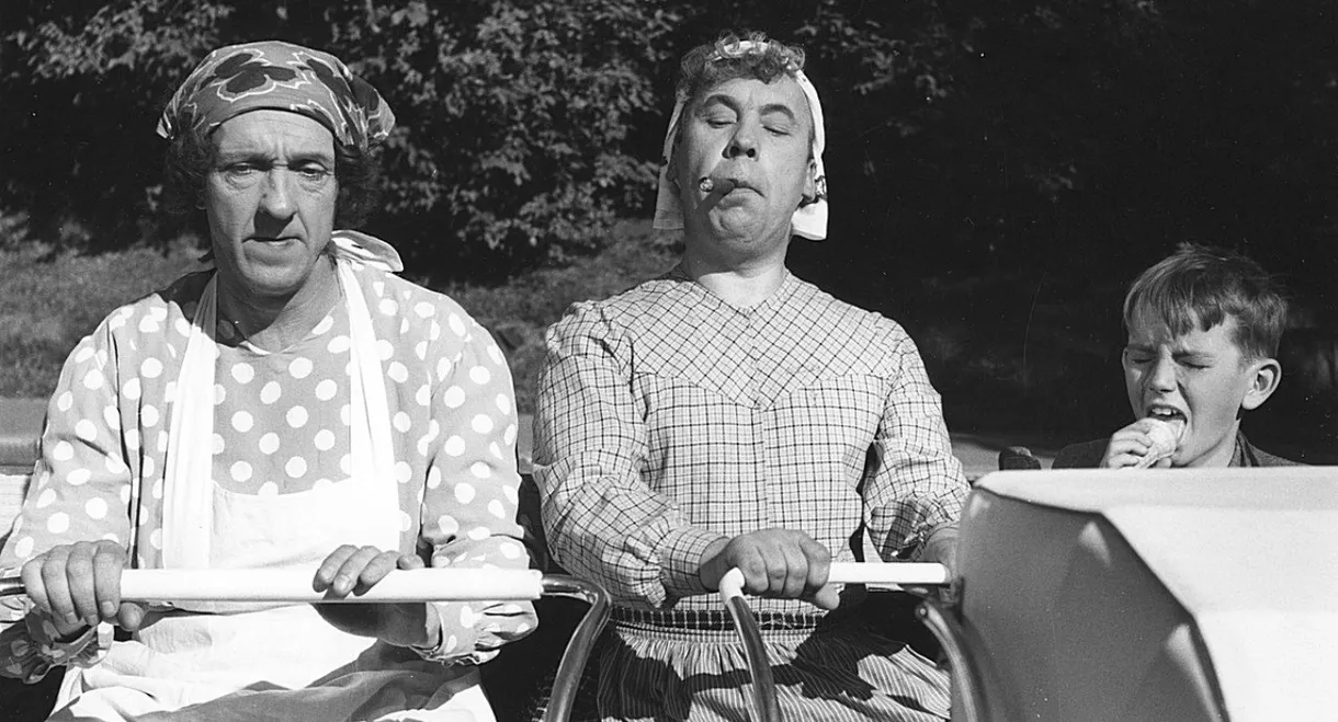 Pekka ja Pätkä puistotäteinä