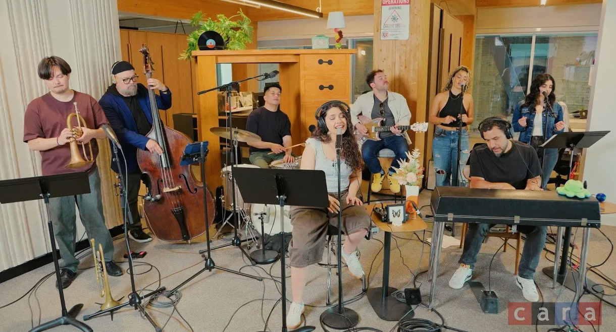 Alessia Cara: Giant Desk Concert