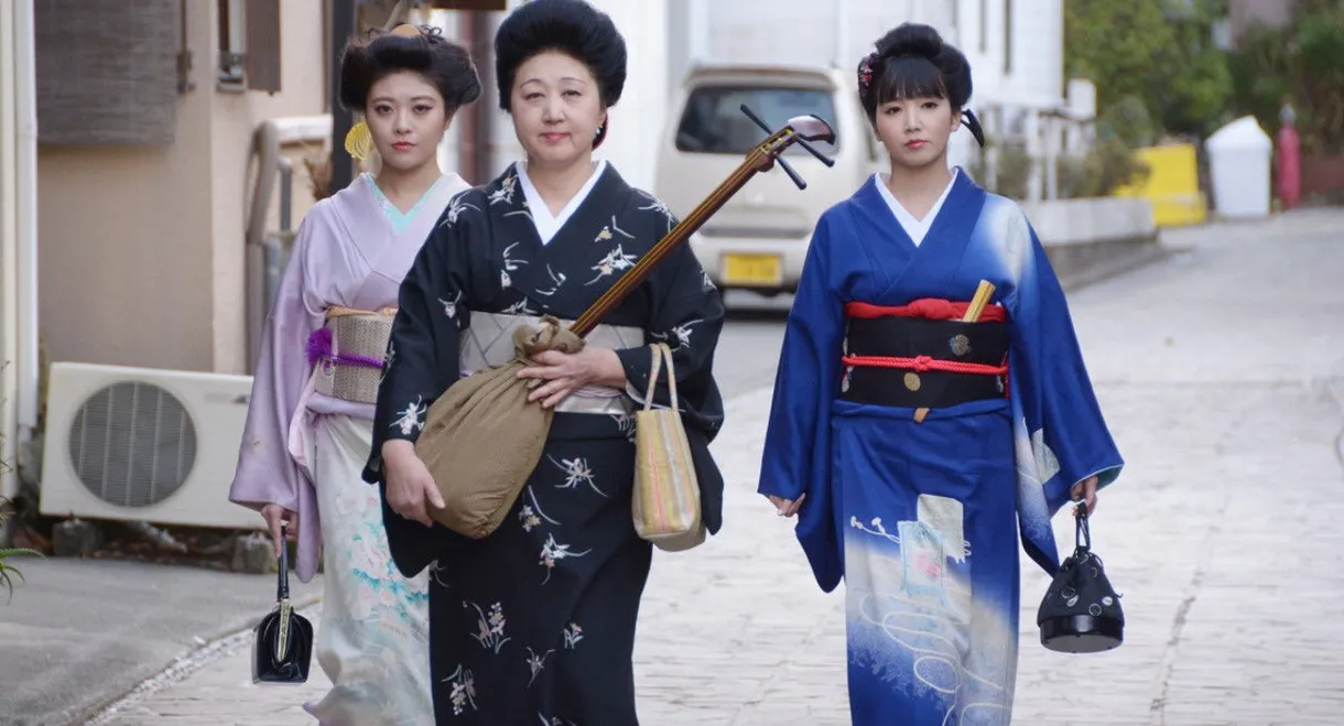 Hot Spring Geisha Pillow Performance in the Tatami Room