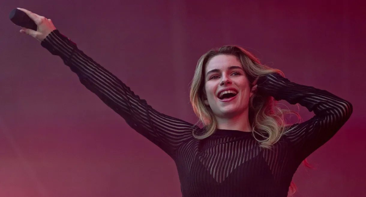 Adèle Castillon en concert aux Vieilles Charrues 2025