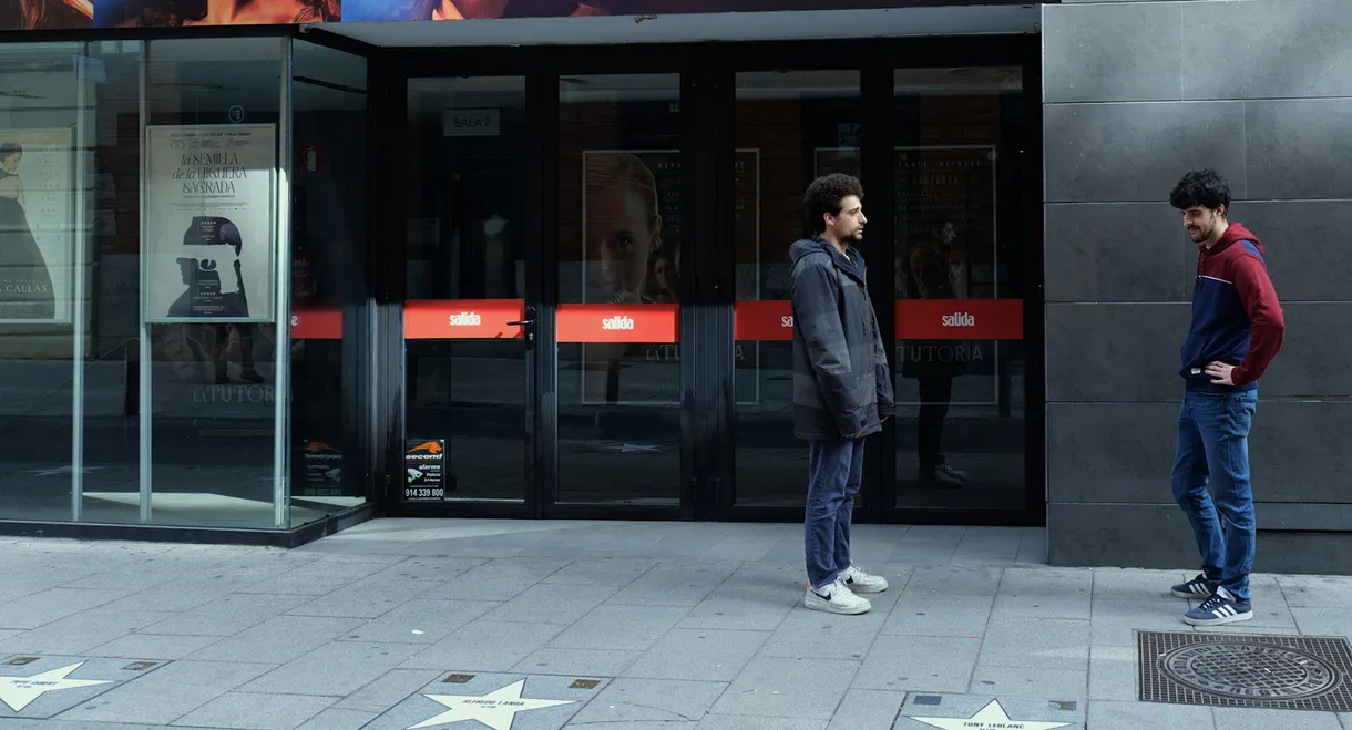 Está Detrás de Mí