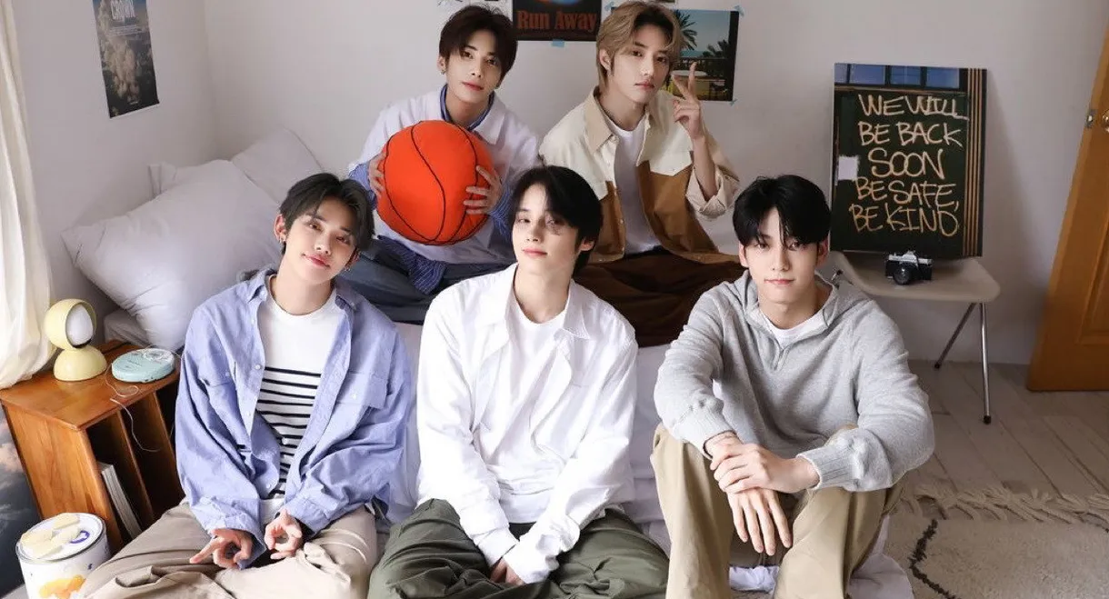 TOMORROW X TOGETHER 'DAY BY DAY' 2023 SEASON'S GREETINGS