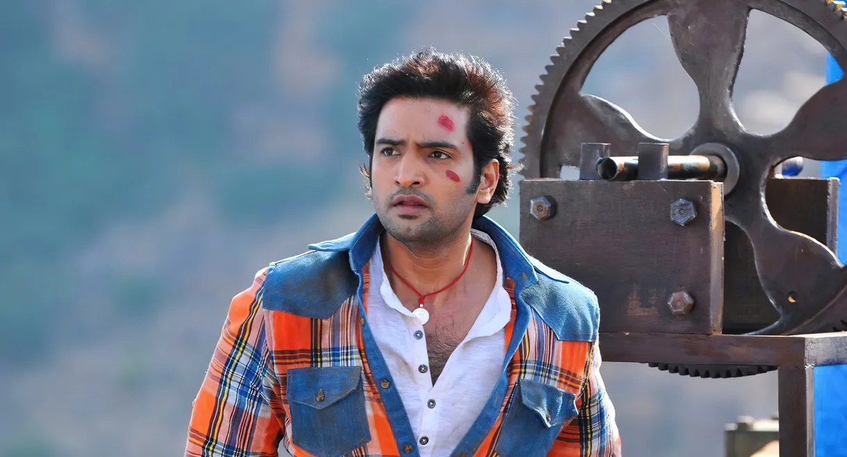 Vallavanukku Pullum Aayudham