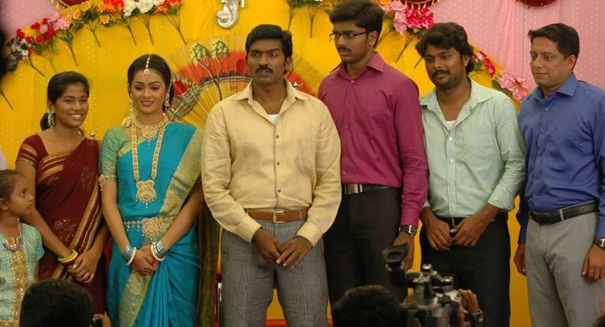 Naduvula Konjam Pakkatha Kaanom