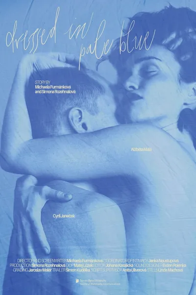 V bleděmodré oblečeni