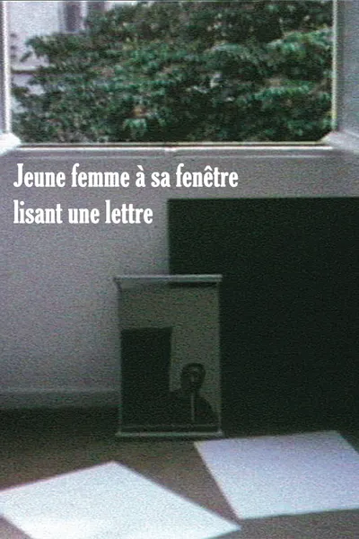 Jeune femme à sa fenêtre lisant une lettre