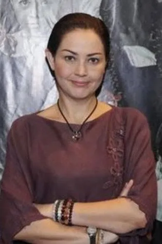 Rowiena Umboh