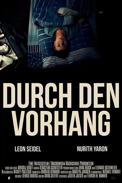Durch den Vorhang