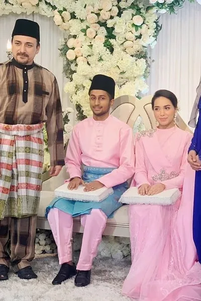 Baju Merah Jambu