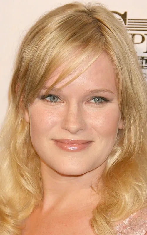 Nicholle Tom