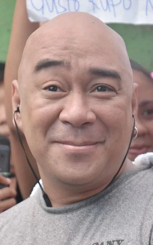 Wally Bayola