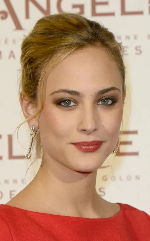 Nora Arnezeder