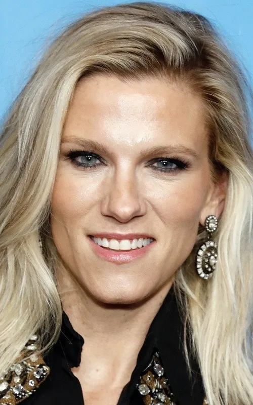 Lindsay Shookus