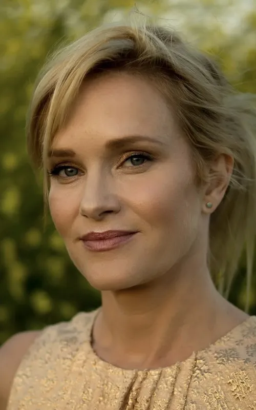 Nicholle Tom